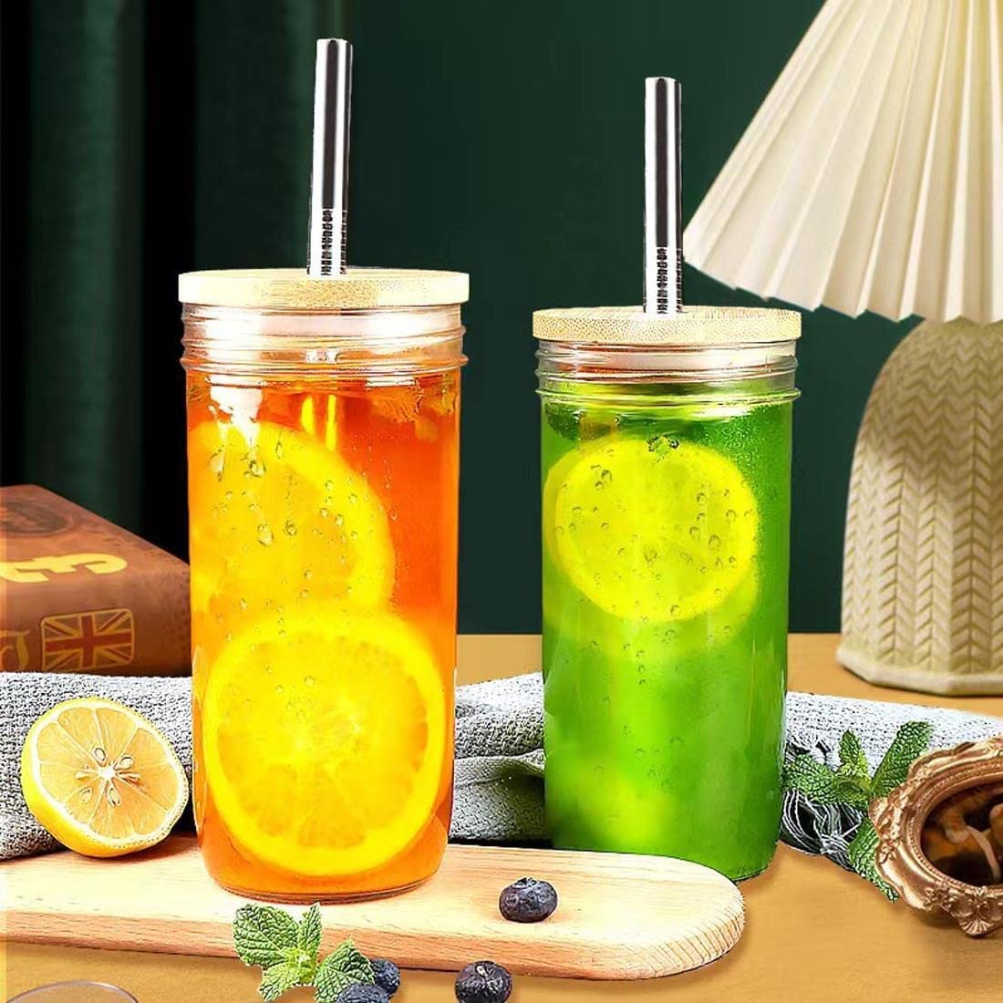pohare-na-lemoniadu-s-citronom-a-limetkou-na-stole